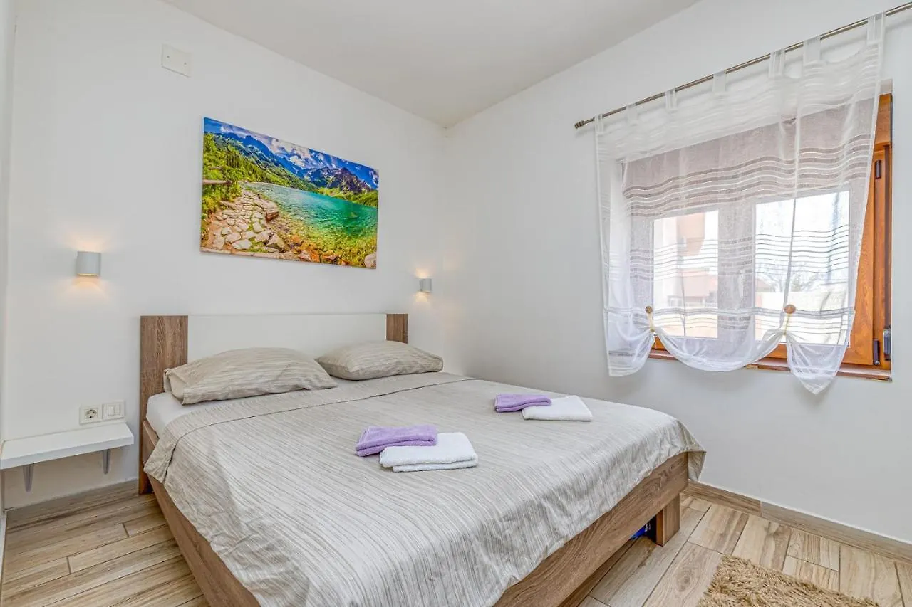 Apartment Val Pula 0*,